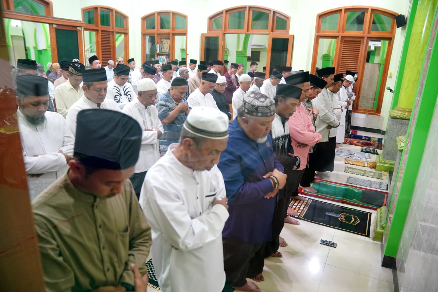 Salat Isya di Masjid Al Mujahidin Manisrejo, Wali Kota Terima Berbagai Usulan dari Warga