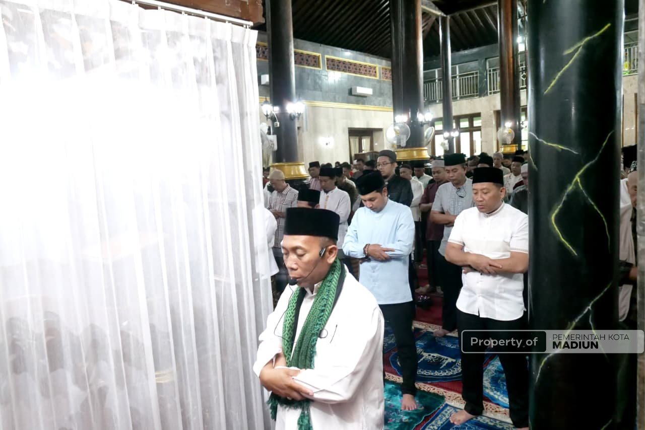 Plt Wali Kota Madiun Hadiri Tarawih Perdana, Ajak Warga Sambut Ramadan dengan Tertib dan Penuh Berkah