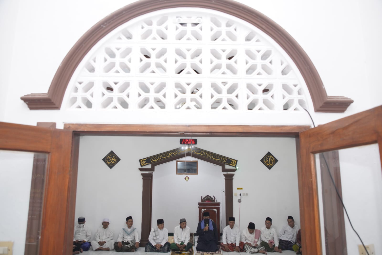 Shalat Berjamaah Di Masjid Abu Bakar, Wali Kota Imbau Warga Ikut Jaga Kondusifitas Jelang Lebaran