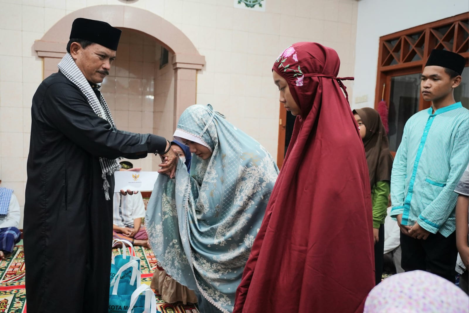Gelar Safari Ramadhan, Wali Kota Ikuti Shalat Isya Dan Tarawih Di Mushola Al Ikhlas Bersama Warga