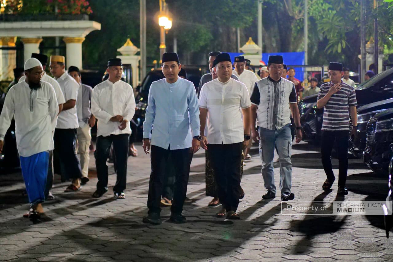 Plt Wali Kota Madiun Hadiri Tarawih Perdana, Ajak Warga Sambut Ramadan dengan Tertib dan Penuh Berkah