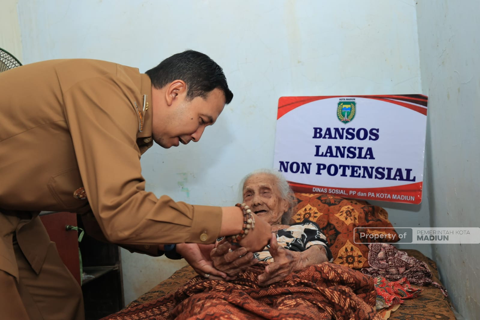 Pemkot Salurkan Bansos Triwulan I untuk Lansia Ngebrok-Disabilitas