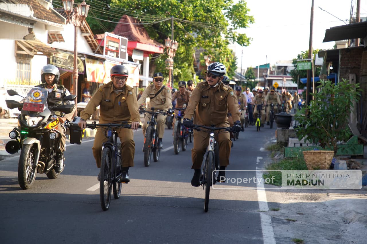 Gowes Bersama OPD, Wali Kota Madiun Resmikan SPPG hingga Sosialisasikan TPS Incinerator
