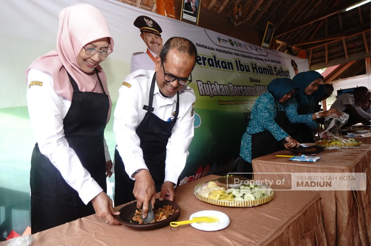 Tekan Angka Stunting dalam Peringatan HKN ke-61, Pemkot Madiun Ajak Ibu Hamil Rujakan