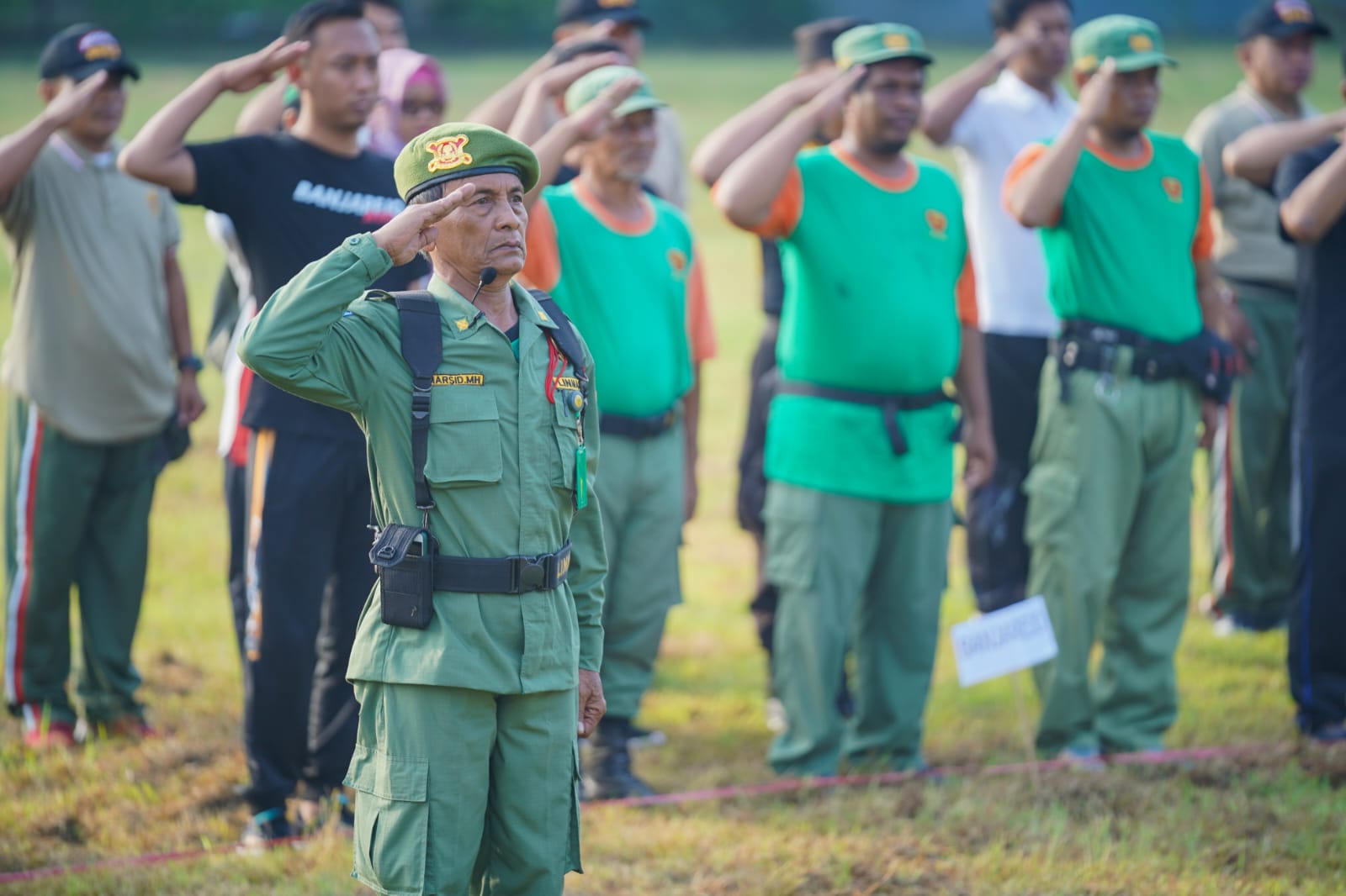 Pimpin Apel Kerja Bakti, Wali Kota Serahkan Penghargaan Bagi Satlinmas Berdedikasi