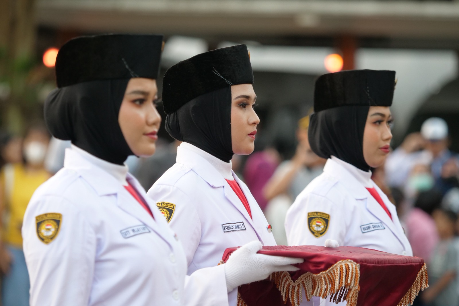 Drumband SMPN 3 Dan Paskibra SMAN 4 Undang Decak Kagum Penonton Pada Event Parade Senja