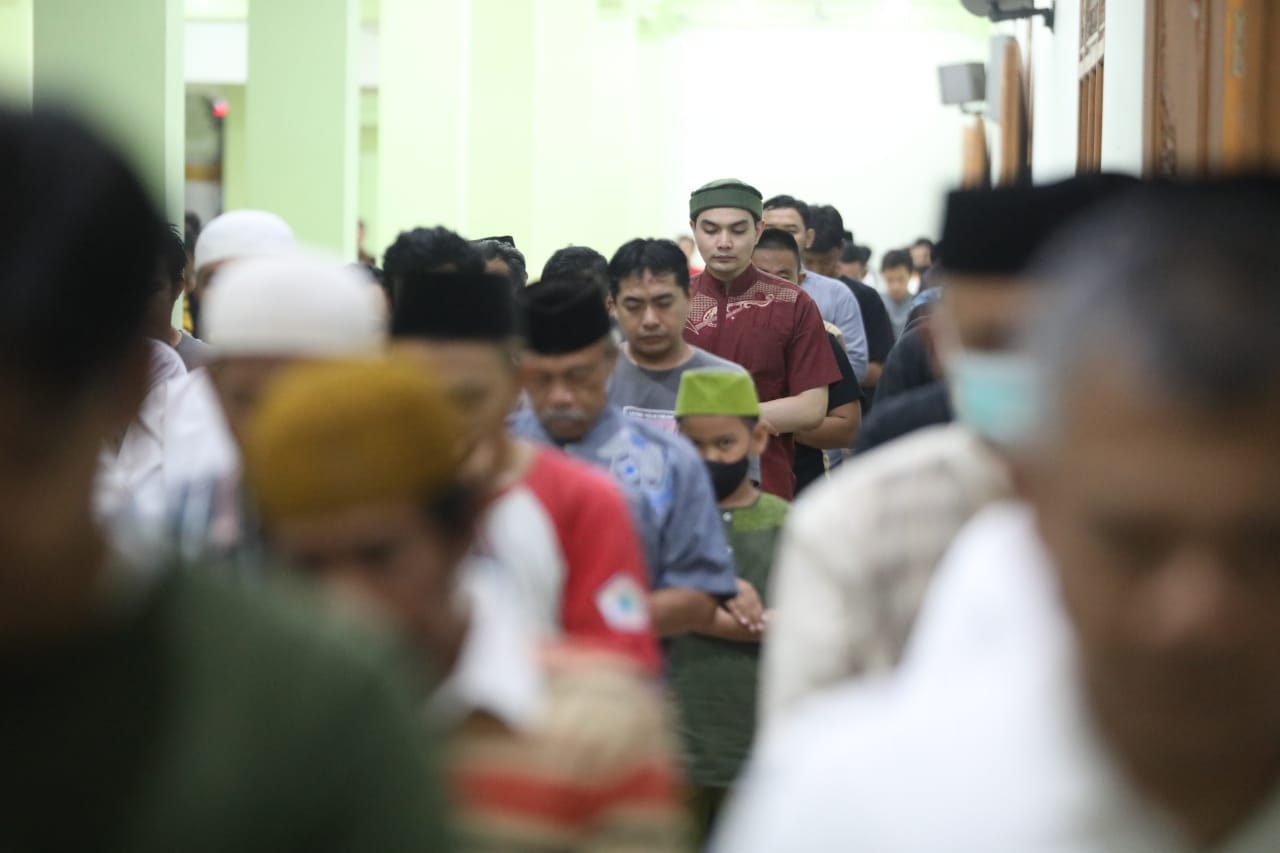 Ikuti Salat Tarawih Perdana, Wali Kota Ajak Umat Muslim Tingkatkan Ibadah
