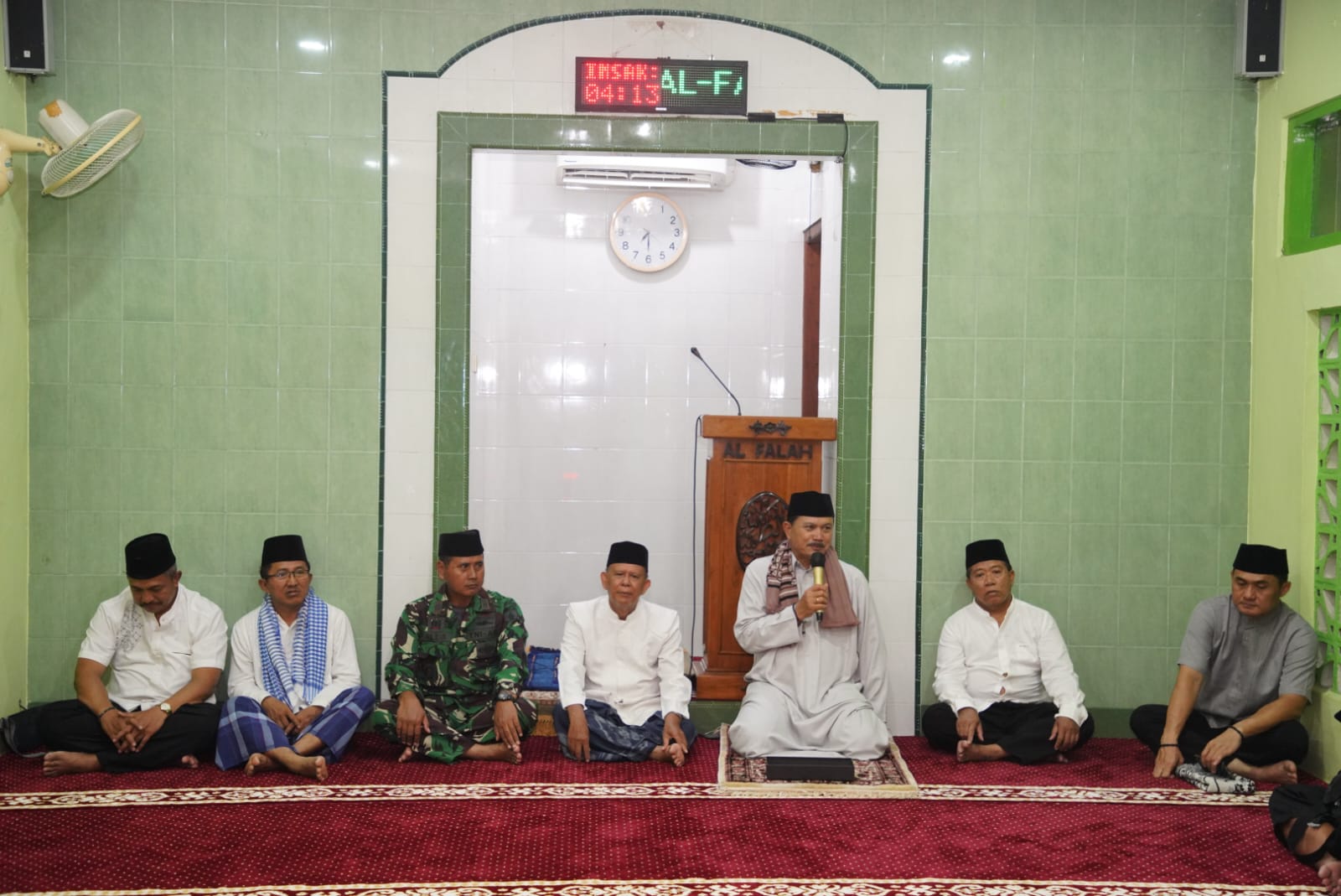 Salat Isya di Masjid Al Falah, Wali Kota Juga Sampaikan Program Pembangunan Kepada Jemaah