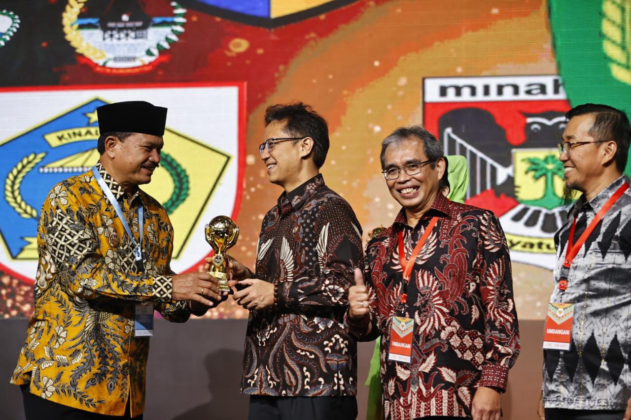 Beri Jaminan Kesehatan Masyarakat Secara Menyeluruh, Pemkot Raih Penghargaan UHC dari Pusat