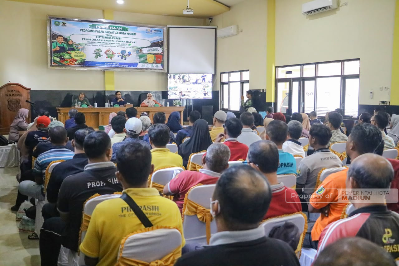 Gelar Pembinaan Pedagang Pasar, Plt Wali Kota Tekankan Pentingnya Pengelolaan Sampah
