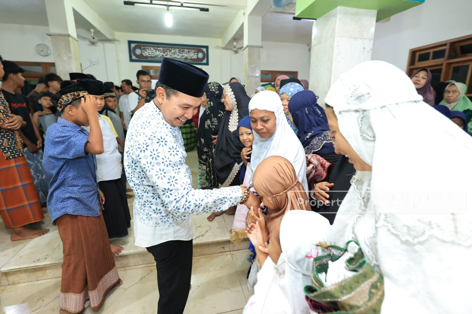 Safari Salat Isya, Salat Jemaah hingga Serahkan Santunan Warga