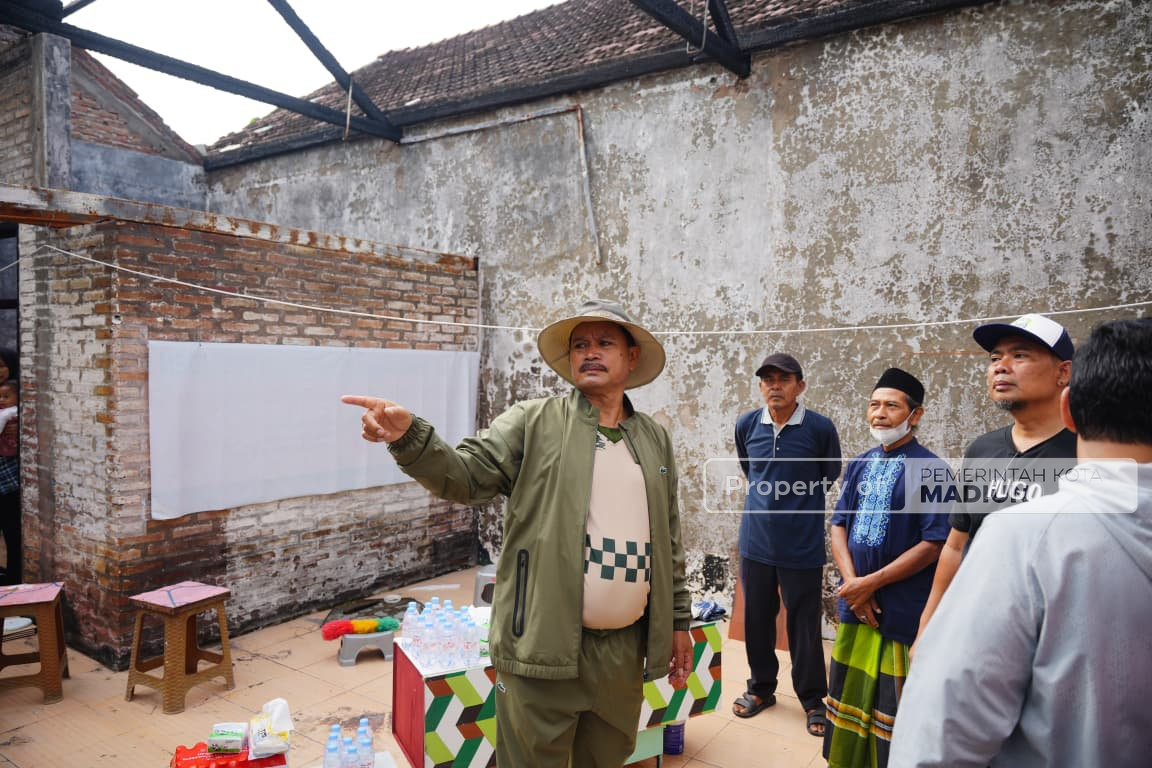Jalan Kaki Bersama Pejabat Perangkat Daerah, Wali Kota Madiun Serahkan Bantuan di Kelurahan Winongo dan Kelurahan Manguharjo