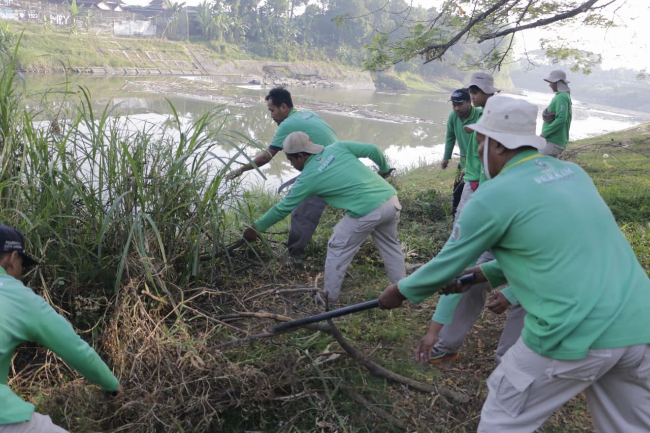Kerja Bakti Bersama Warga di Lapak Pancasoka, Wali Kota Harap Kebersihan dan Kenyamanan Terus Dijaga