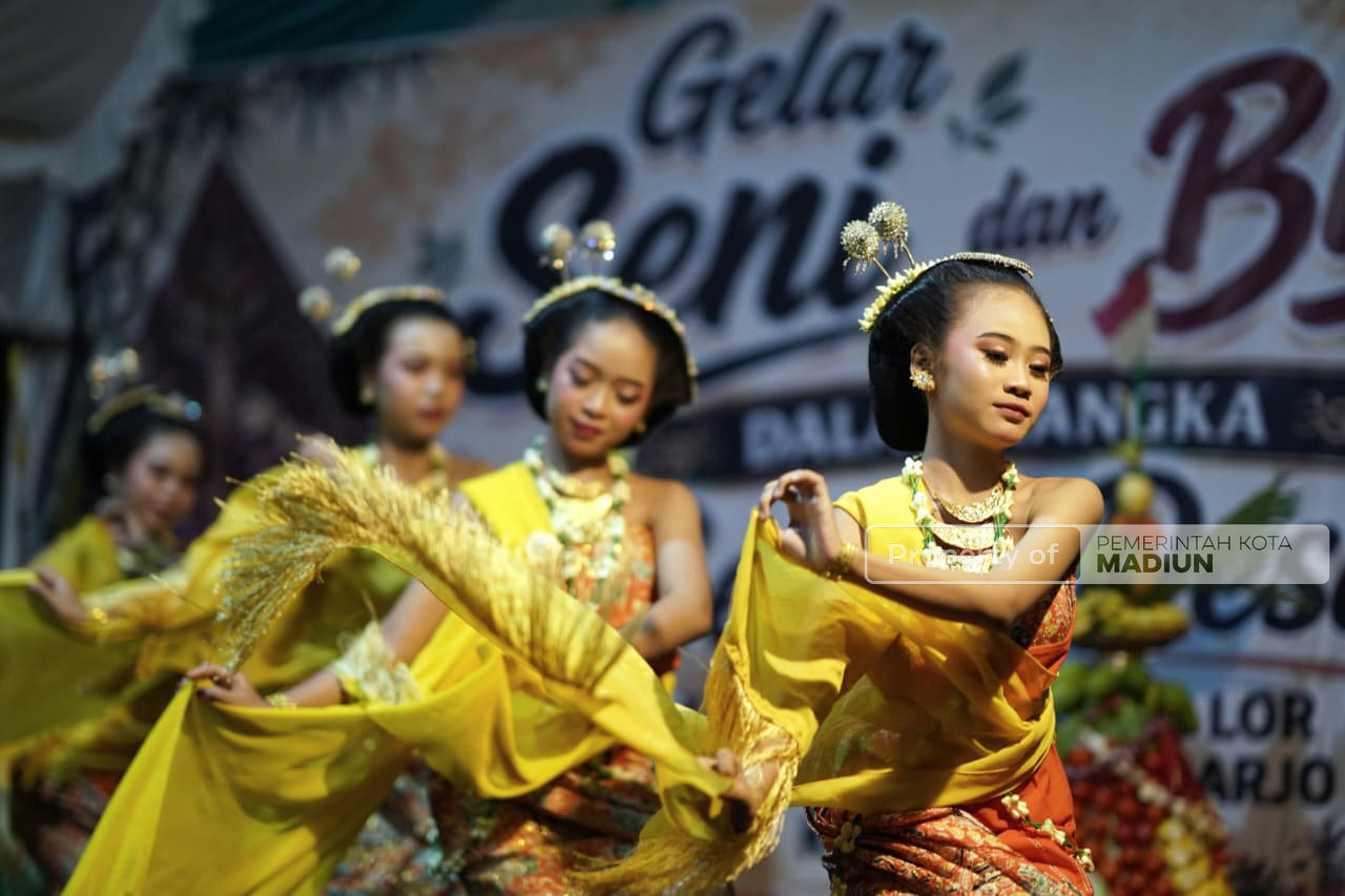 Hadiri Puncak Bersih Desa Madiun Lor, Plt Wali Kota Apresiasi Kreativitas Warga
