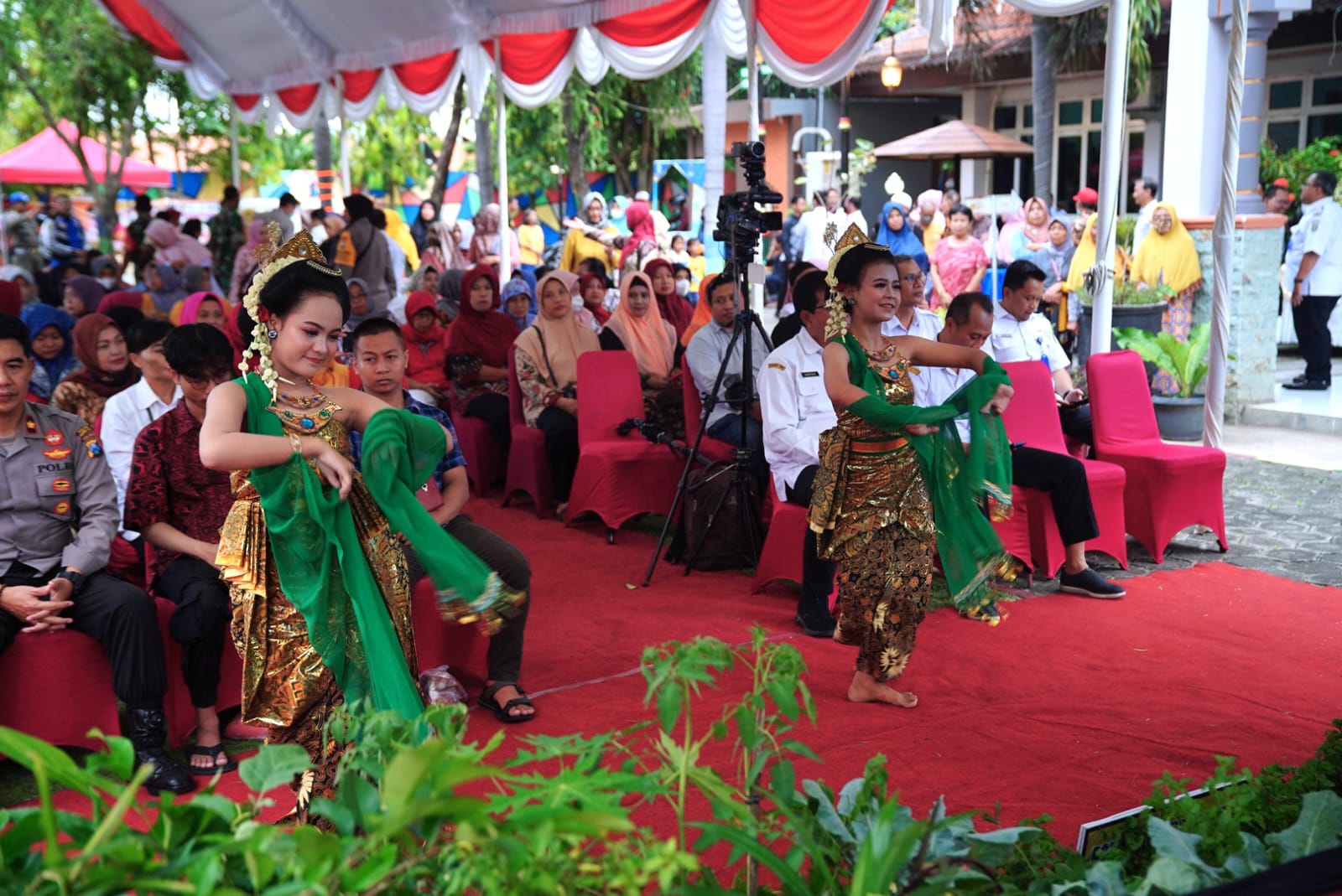 Buka Bazar UMKM Di Manguharjo, Wali Kota Ajak Pengusaha Siap Sambut Pemudik