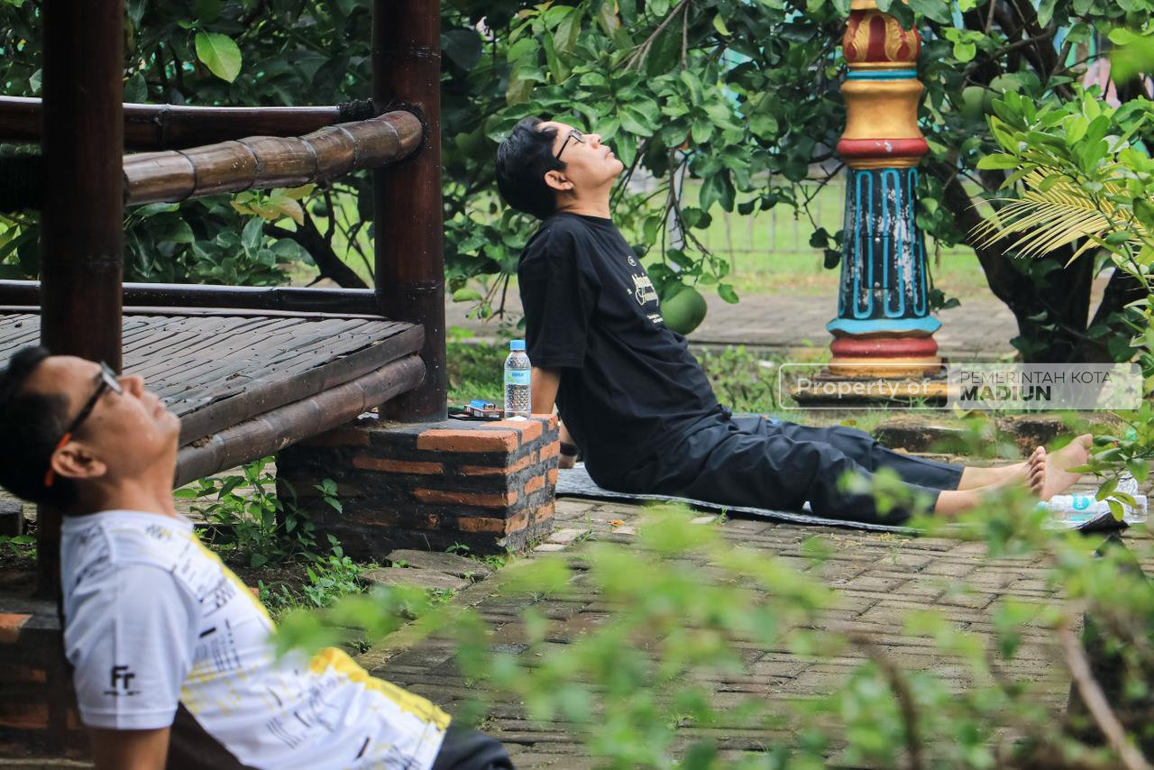 Tingkatkan Stamina dan Produktivitas Abdi Negara Melalui Senam Yoga