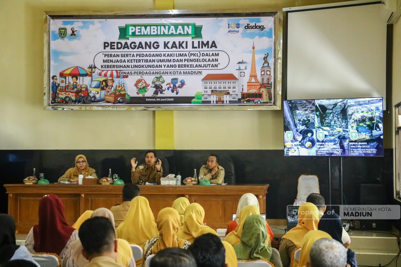Beri Pembinaan PKL, Plt Wali Kota Tegaskan PKL Wajib Jaga Kebersihan