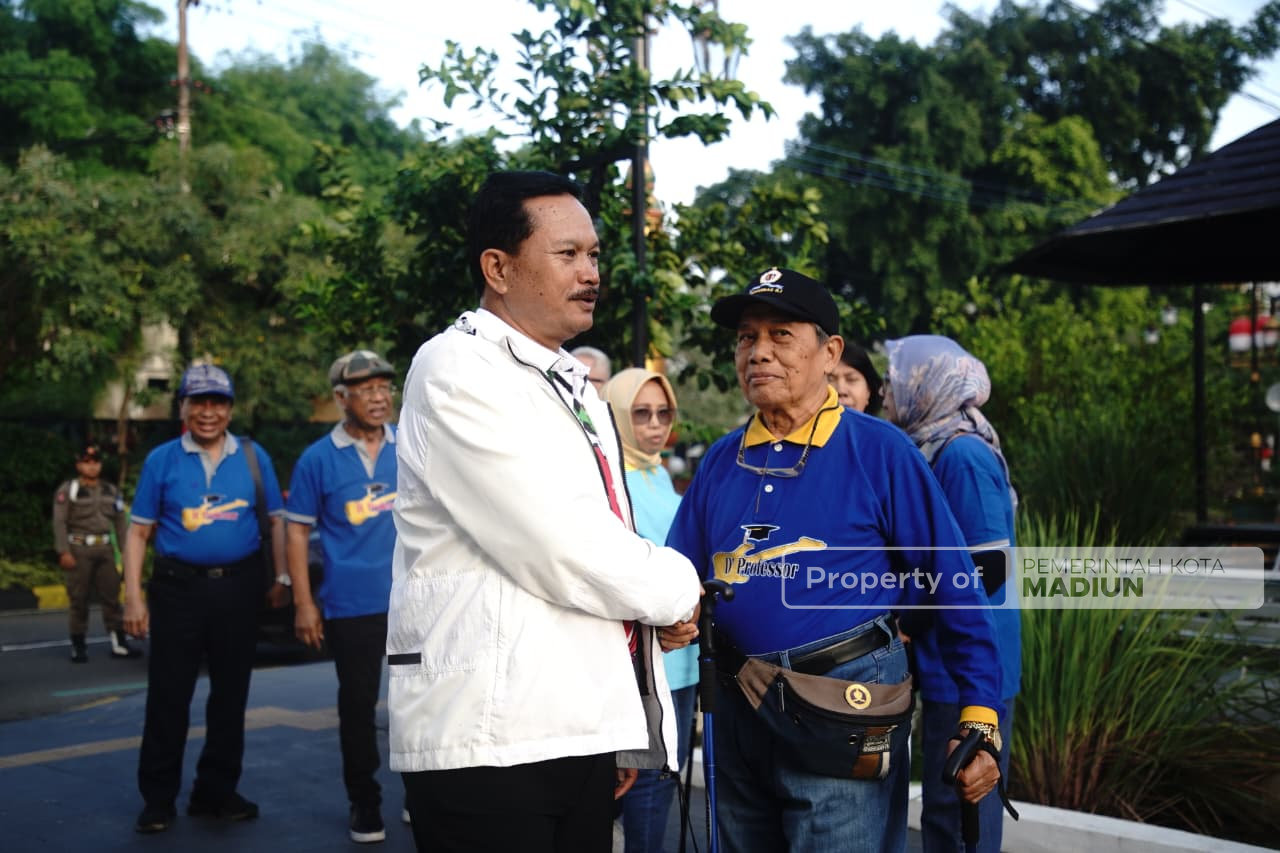 Olahraga Bersama Para Profesor Unair, Wali Kota Kenalkan Kota Sekaligus Minta Saran Masukan