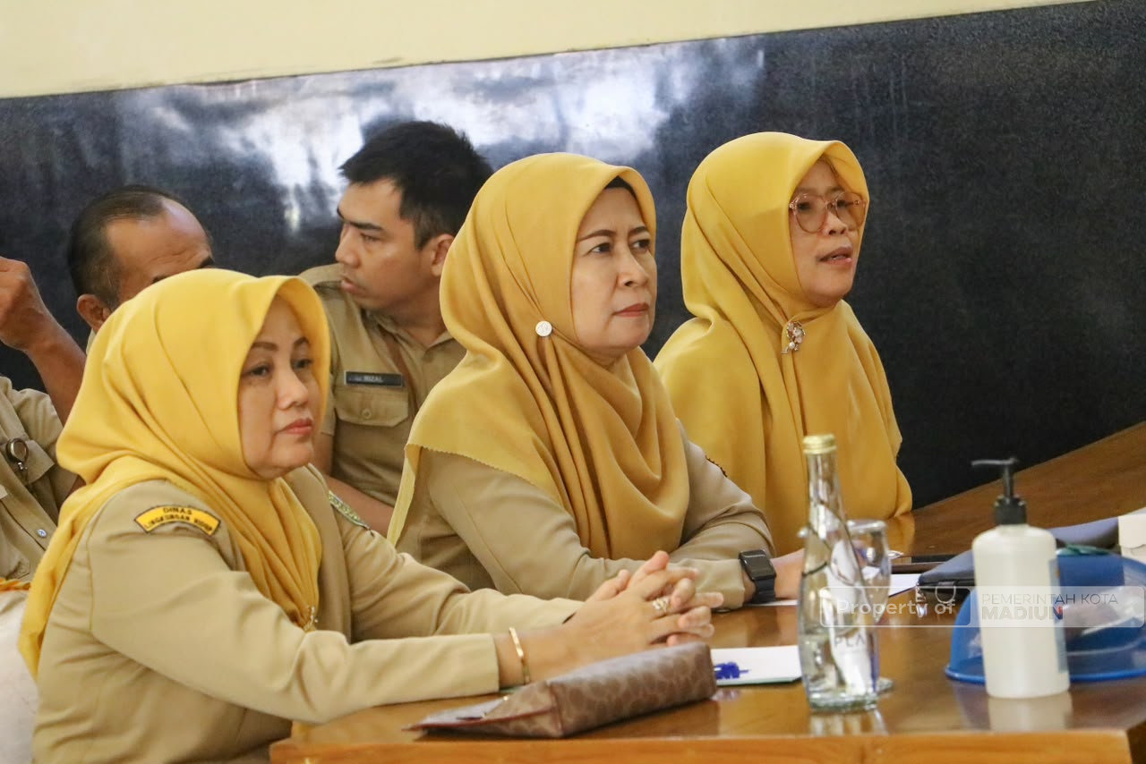 Beri Pembinaan PKL, Plt Wali Kota Tegaskan PKL Wajib Jaga Kebersihan