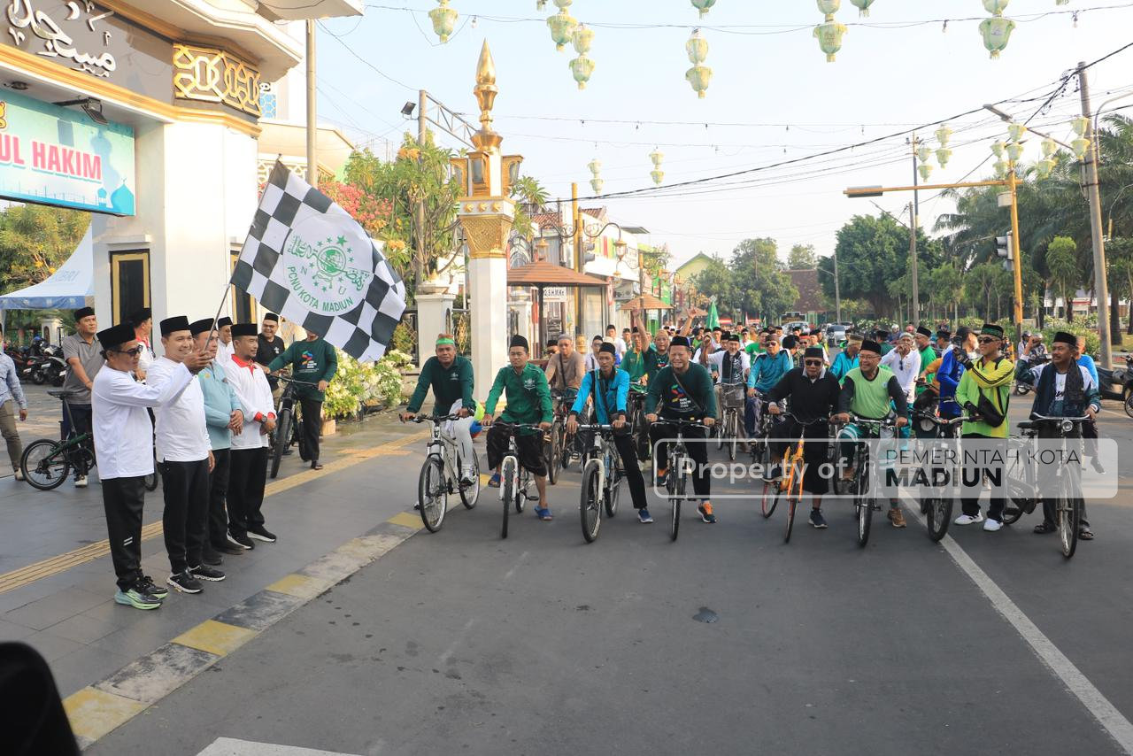 Semangat Bangun Silaturahmi, Wawali Apresiasi Santri dan Warga Lewat Sepeda Santai Hari Santri