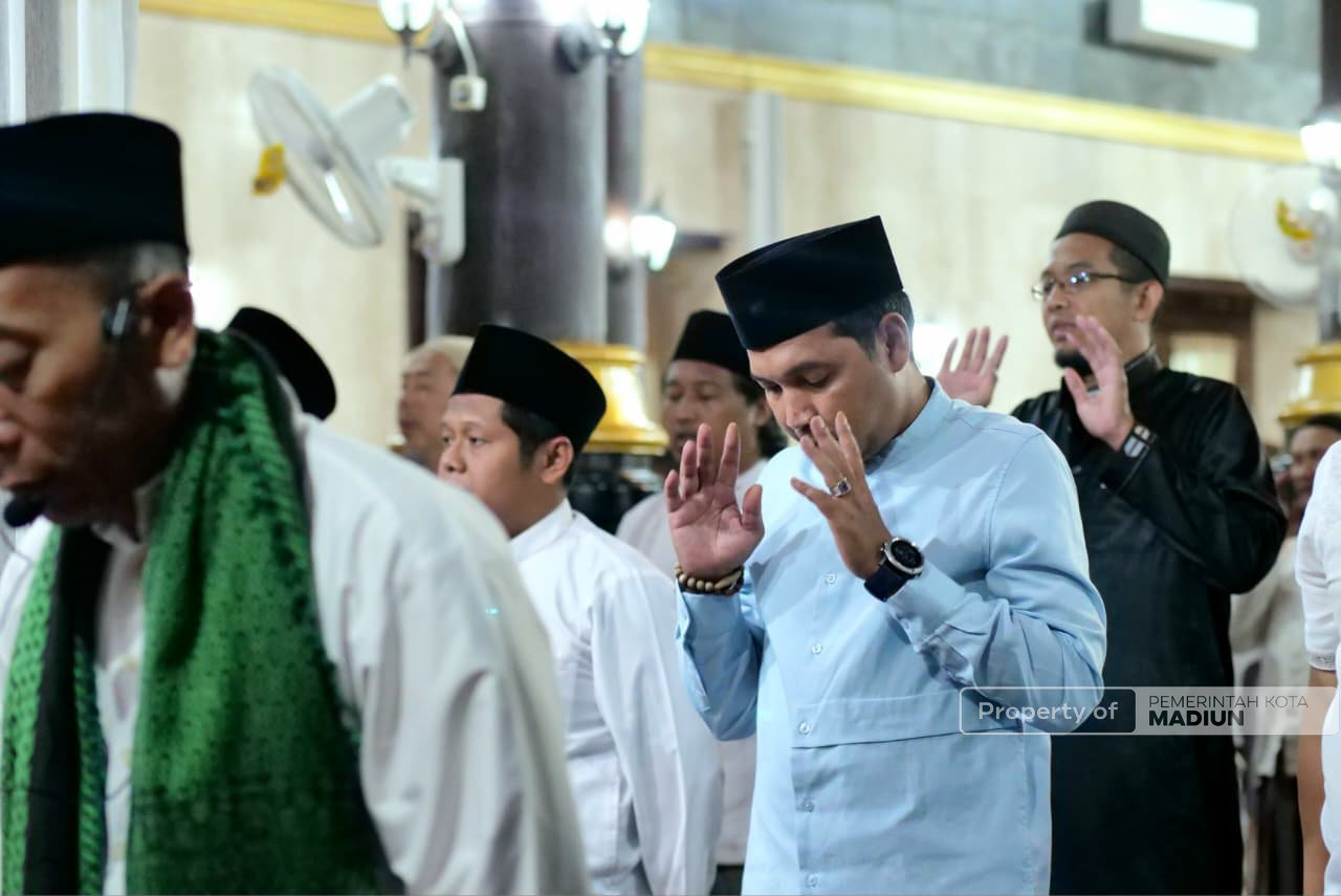Plt Wali Kota Madiun Hadiri Tarawih Perdana, Ajak Warga Sambut Ramadan dengan Tertib dan Penuh Berkah