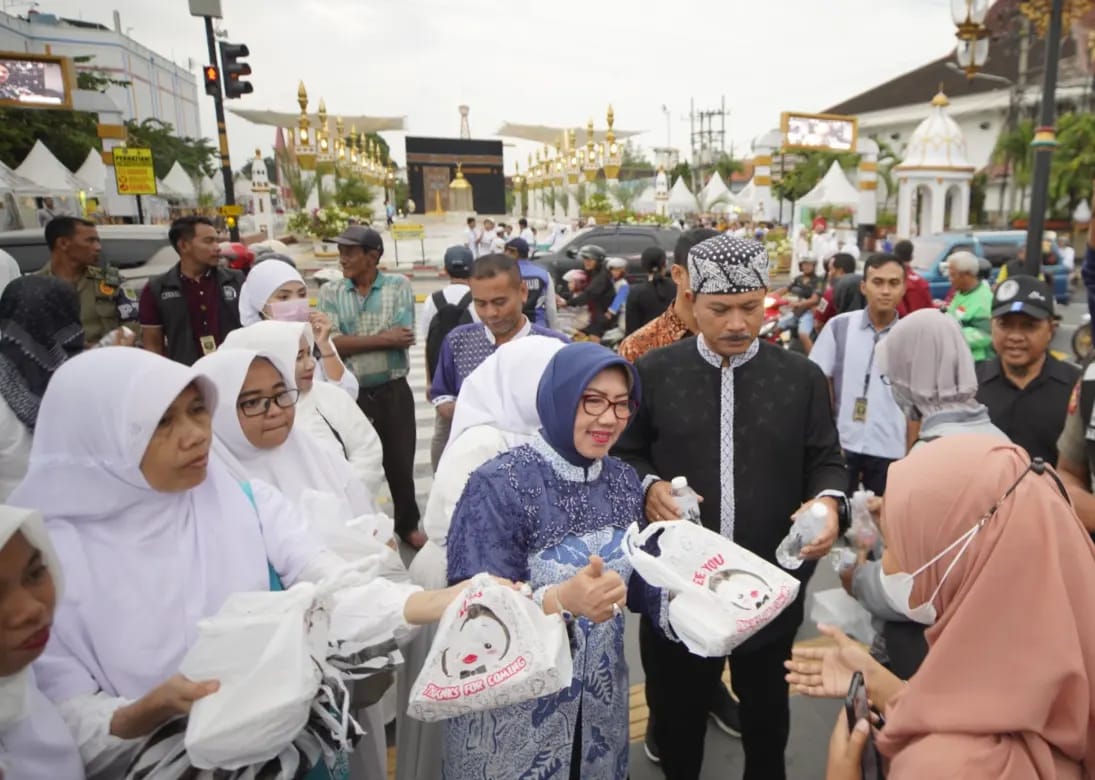 Bagi Takjil Dengan UMKM Dan SMPN 1, Wali Kota : Ajang Pelajaran Peduli Sesama